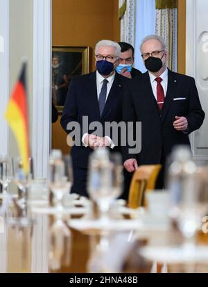 Riga, Lettland. 15th. Februar 2022. Bundespräsident Frank-Walter Steinmeier (l.) und der lettische Staatspräsident Egils Levits treffen sich zu Gesprächen in der offiziellen Residenz des Präsidenten der Republik Lettland. Präsident Steinmeier und seine Frau sind zu einem zweitägigen Besuch in Lettland. Quelle: Bernd von Jutrczenka/dpa/Alamy Live News Stockfoto