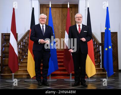 Riga, Lettland. 15th. Februar 2021. Bundespräsident Frank-Walter Steinmeier (l.) und der lettische Staatspräsident Egils Levits treffen sich zu Gesprächen in der offiziellen Residenz des Präsidenten der Republik Lettland. Präsident Steinmeier und seine Frau sind zu einem zweitägigen Besuch in Lettland. Quelle: Bernd von Jutrczenka/dpa/Alamy Live News Stockfoto