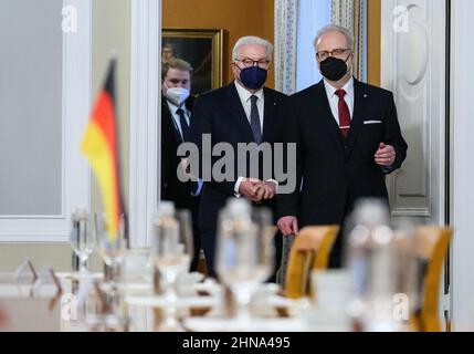 Riga, Lettland. 15th. Februar 2022. Bundespräsident Frank-Walter Steinmeier (l.) und der lettische Staatspräsident Egils Levits treffen sich zu Gesprächen in der offiziellen Residenz des Präsidenten der Republik Lettland. Präsident Steinmeier und seine Frau sind zu einem zweitägigen Besuch in Lettland. Quelle: Bernd von Jutrczenka/dpa/Alamy Live News Stockfoto