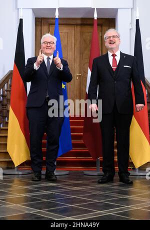 Riga, Lettland. 15th. Februar 2021. Bundespräsident Frank-Walter Steinmeier (l.) und der lettische Staatspräsident Egils Levits treffen sich zu Gesprächen in der offiziellen Residenz des Präsidenten der Republik Lettland. Präsident Steinmeier und seine Frau sind zu einem zweitägigen Besuch in Lettland. Quelle: Bernd von Jutrczenka/dpa/Alamy Live News Stockfoto