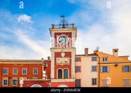 Ein roter Uhrenturm auf dem Marsala Tita Platz in Rovinj, Kroatien, Europa. Stockfoto