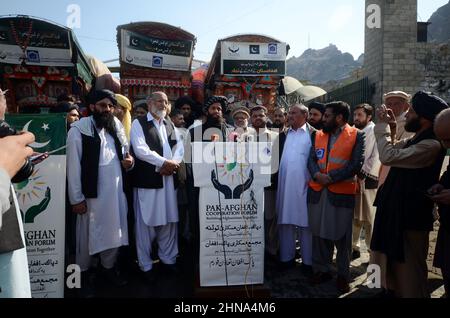 Peshawar, Khyber Pakhtunkhwa, Pakistan. 15th. Februar 2022. Torkham-Lastwagen mit Hilfsgegenständen der Al-Khidmat-Stiftung für Afghanen, die an der Grenze zu Torkham nach Afghanistan einreisen. (Bild: © Hussain Ali/Pacific Press via ZUMA Press Wire) Stockfoto