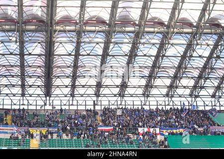 Mailand, Italien. 13th. Februar 2022. Italien, Mailand, 13 2022. februar: Sampdoria-Anhänger winken während des Fußballspiels AC MILAN vs SAMPDORIA, Serie A 2021-2022 day25 im Stadion San Siro die Fahnen und zeigen Banner auf den Tribünen (Bildquelle: © Fabrizio Andrea Bertani/Pacific Press via ZUMA Press Wire) Stockfoto