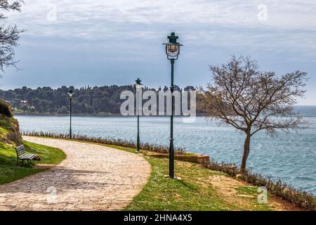 Bürgersteig an der Adria, Rovinj Stadt in Kroatien, Europa. Stockfoto