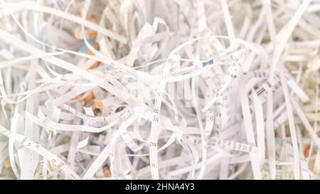 Zerkleinert Papierstreifen Nahaufnahme mit selektivem Fokus. Abstrakte Textur und Hintergrund Stockfoto
