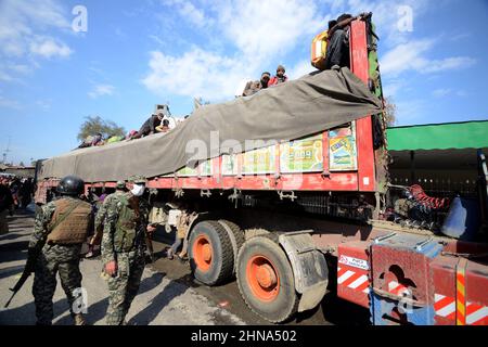 Peshawar, Khyber Pakhtunkhwa, Pakistan. 15th. Februar 2022. Torkham-Lastwagen mit Hilfsgegenständen der Al-Khidmat-Stiftung für Afghanen, die an der Grenze zu Torkham nach Afghanistan einreisen. (Bild: © Hussain Ali/Pacific Press via ZUMA Press Wire) Stockfoto