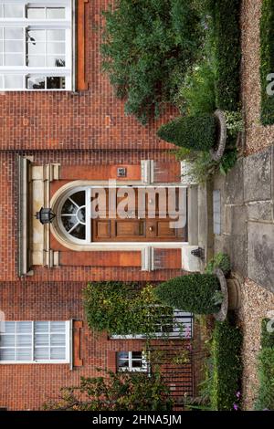 Newmarket, Suffolk - Oktober 23 2014: Eingangstür und Fassade zum georgianischen Stadthaus Stockfoto