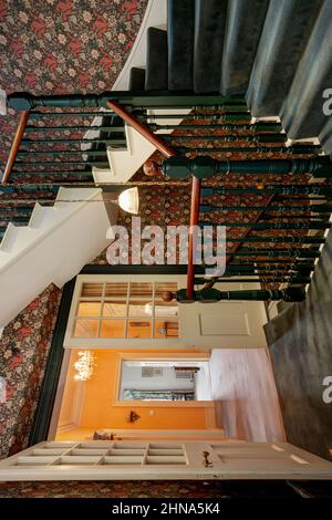 Newmarket, Suffolk - Oktober 23 2014: Servants Rücken Treppe in großen historischen Landhaus führt zu allen Etagen Stockfoto