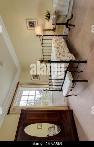 Newmarket, Suffolk - Oktober 23 2014: Schlafzimmer im großen traditionellen britischen Haus. Stockfoto