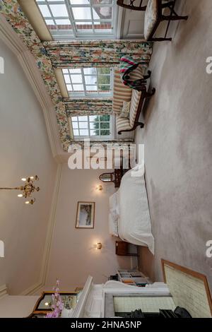 Newmarket, Suffolk - Oktober 23 2014: Schlafzimmer im großen traditionellen britischen Haus mit offenem Kamin Stockfoto