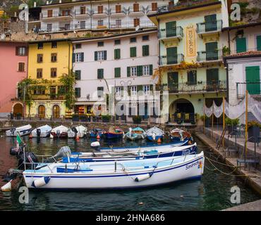 Limone sul Garda, Italien - Dez 24th 2021. Die Uferpromenade der italienischen Stadt Limone sul Garda am Nordostufer des Gardasees in der Lombardei Stockfoto