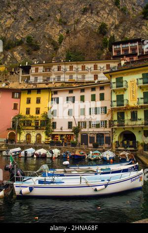 Limone sul Garda, Italien - Dez 24th 2021. Die Uferpromenade der italienischen Stadt Limone sul Garda am Nordostufer des Gardasees in der Lombardei Stockfoto