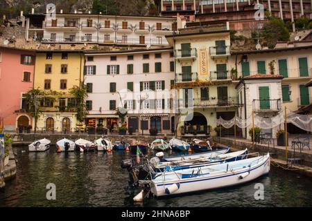 Limone sul Garda, Italien - Dez 24th 2021. Die Uferpromenade der italienischen Stadt Limone sul Garda am Nordostufer des Gardasees in der Lombardei Stockfoto