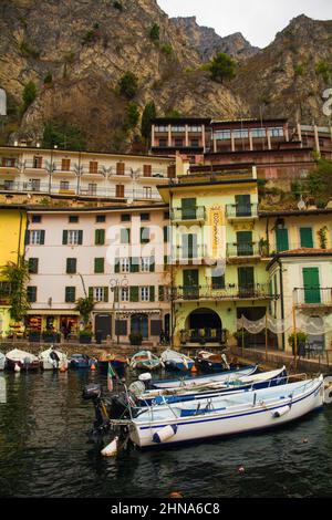 Limone sul Garda, Italien - Dez 24th 2021. Die Uferpromenade der italienischen Stadt Limone sul Garda am Nordostufer des Gardasees in der Lombardei Stockfoto