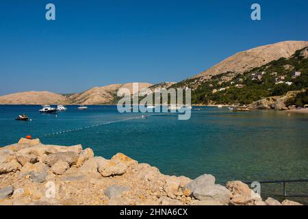 Stara Baska, Kroatien - 4th. September 2021. Vor der Küste von Stara Baska auf der Insel Krk in der Gespanschaft Primorje-Gorski Kotar im Westen Kroatiens haben Boote festgemacht Stockfoto