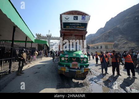 Peshawar, Khyber Pakhtunkhwa, Pakistan. 15th. Februar 2022. Torkham-Lastwagen mit Hilfsgegenständen der Al-Khidmat-Stiftung für Afghanen, die an der Grenze zu Torkham nach Afghanistan einreisen. (Bild: © Hussain Ali/Pacific Press via ZUMA Press Wire) Stockfoto