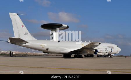 Flughafen Gran Canaria Gando Kanarische Inseln Spanien 21. OKTOBER 2021 Boeing E-3 Sentry AWACS (Airborne Warning and Control System) der NATO wurde frühzeitig in die Luft geflogen Stockfoto