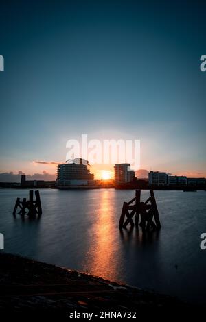 Sonnenuntergang in Cardiff Bay, South Wales, Großbritannien, mit klarem Himmel an einem kalten Winterabend. Stockfoto