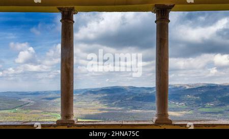 Blick von der historischen Stadt Motovun auf die bergige Landschaft im Inneren der Halbinsel Istrien, Kroatien, Europa. Stockfoto