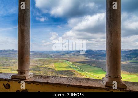 Blick von der historischen Stadt Motovun auf die bergige Landschaft im Inneren der Halbinsel Istrien, Kroatien, Europa. Stockfoto