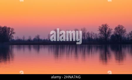 mantova Straßenbahn auf den lago superiore Stockfoto