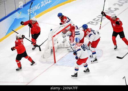 (220215) -- PEKING, 15. Februar 2022 (Xinhua) -- Andres Ambuhl (1st L) aus der Schweiz feiert Torreigen während der Eishockey-Qualifikation der Männer bei den Olympischen Winterspielen 2022 in Peking zwischen der Tschechischen Republik und der Schweiz im Wukesong Sports Center, in Peking, der Hauptstadt von China, 15. Februar 2022. (Xinhua/Li Ziheng) Stockfoto