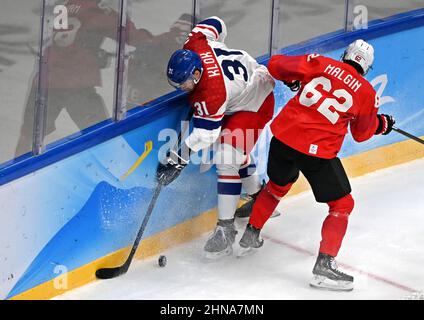 (220215) -- PEKING, 15. Februar 2022 (Xinhua) -- Lukas Klok (L) aus der Tschechischen Republik spielt mit Denis Malgin aus der Schweiz während der Eishockey-Qualifikation der Männer bei den Olympischen Winterspielen 2022 in Peking zwischen der Tschechischen Republik und der Schweiz im Wukesong Sports Center, in Peking, der Hauptstadt von China, 15. Februar 2022. (Xinhua/Li Ziheng) Stockfoto