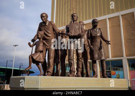 Reverence, die Barnsley Covid 19 Gedenkskulptur ist eine Bronzestatue des Bildhauers Graham Ibbeson, die Schlüsselarbeiter neben gewöhnlichen Menschen zeigt Stockfoto