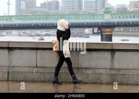 London, Großbritannien. 15th. Februar 2022. Regen auf der Putney Bridge im Südwesten Londons. Kredit: JOHNNY ARMSTEAD/Alamy Live Nachrichten Stockfoto