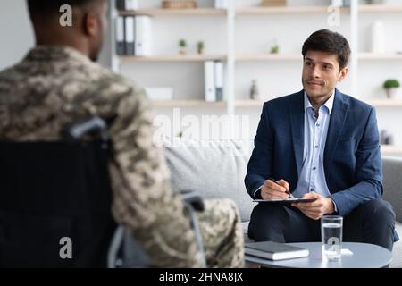 afroamerikanischer Soldat im Rollstuhl besucht Psychologe Stockfoto