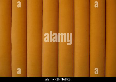 Hintergrund Senf Velours Textil, Veloursleder Samt Sofa. Weiche Streifen im Hintergrund, Sitzbank. Makro-Mode-Foto, Nahaufnahme Stockfoto