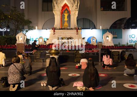 Bangkok, Bangkok, Thailand. 14th. Februar 2022. Bangkoker bringen Rosen, um Trimurti- und Ganesha-Schreine zu respektieren. Um sich auf dem Fest der Liebe einen Wunsch zu machen. (Bild: © Atiwat Silpamethanont/Pacific Press via ZUMA Press Wire) Stockfoto