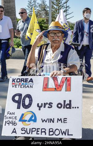 Sonntag, 13. Februar 2022; Inglewood, CA USA; eine allgemeine Ansicht eines neunzig Jahre alten Koreakrieg-Veteranen und Los Angeles Rams Fan vor dem Super Bowl LVL zwischen den Cincinnati Bengals und den Los Angeles Rams im SoFi Stadium. Die Rams schlugen die Bengalen mit 23:20. (Kim Hukari/Bild des Sports) Stockfoto