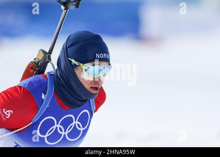 Zhangjiakou, Chinas Provinz Hebei. 15th. Februar 2022. Der Norweger Vetle Sjaastad Christiansen tritt am 15. Februar 2022 im National Biathlon Center in Zhangjiakou, der nordchinesischen Provinz Hebei, bei der 4x7,5-km-Staffel von Biathlon-Männern an. Kredit: Ding Ting/Xinhua/Alamy Live Nachrichten Stockfoto