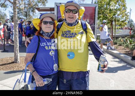 Sonntag, 13. Februar 2022; Inglewood, CA USA; ein allgemeiner Blick auf die Fans der Los Angeles Rams, die vor dem Super Bowl LVL zwischen den Cincinnati Bengals und den Los Angeles Rams im SoFi Stadium ein Getränk genießen. Die Rams schlugen die Bengalen mit 23:20. (Kim Hukari/Bild des Sports) Stockfoto