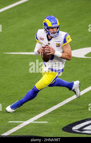 Sonntag, 13. Februar 2022, 2022; Inglewood, CA USA; R9r fällt während des Super Bowl LVL gegen die Cincinnati Bengals im SoFi Stadium zurück. Die Rams schlugen die Bengalen mit 23:20. (Kim Hukari/Bild des Sports) Stockfoto