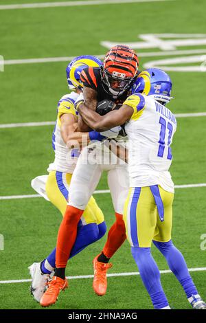 Sonntag, 13. Februar 2022, 2022; Inglewood, CA USA; Cincinnati Bengals Wide Receiver Ja'Marr Chase (1) macht einen 10-Yard-Empfang und wird von Los Angeles Rams Cornerback Darious Williams (11) und kostenloser Sicherheit Taylor Rapp (24) während des Super Bowl LVL im SoFi Stadium angegriffen. Die Rams schlugen die Bengalen mit 23:20. (Kim Hukari/Bild des Sports) Stockfoto