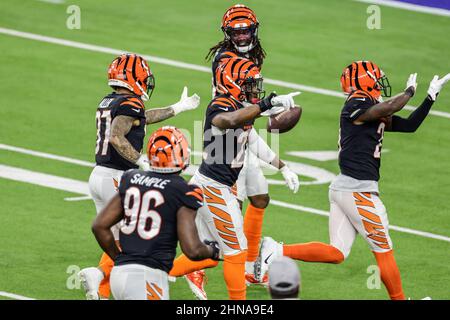 Sonntag, 13. Februar 2022, 2022; Inglewood, Cincinnati Bengals Cornerback Chidobe Awuzie (22) feiert nach dem Abfangen des Los Angeles Rams Quarterbacks Matthew Stafford (9) zu Beginn des dritten Quartals während des Super Bowl LVL im SoFi Stadium. Die Rams schlugen die Bengalen mit 23:20. (Kim Hukari/Bild des Sports) Stockfoto