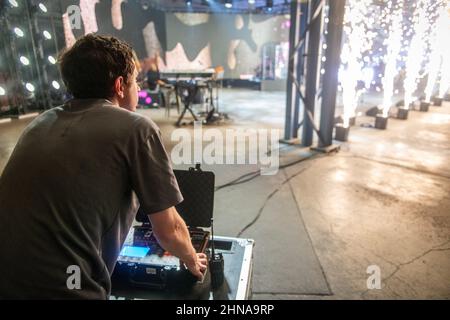 Videoaufnahmen und Spezialeffekte in einem Event-Produktionslager in Curtis Bay, MD Stockfoto