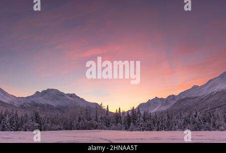 Wintersonnengang im Eagle River Valley in Südzentralalaska. Stockfoto