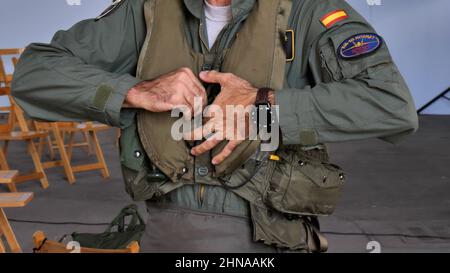 Flughafen Gran Canaria Spanien 21. OKTOBER 2021 Militärjäger-Jet-Pilot bereitet sich darauf vor, mit Rettungsboje auf Anti-G-Anzug über den Ozean zu fliegen Stockfoto