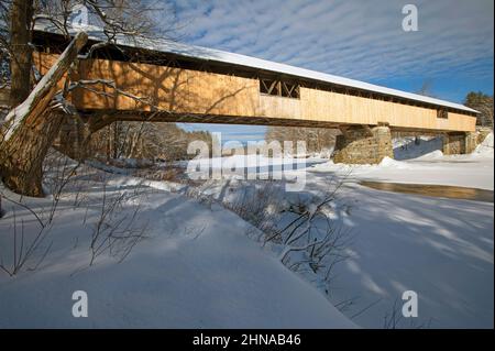 Die Blair Covered Bridge (1869) in Campton, New Hampshire, USA an einem Wintertag Stockfoto