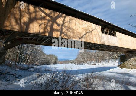 Die Blair Covered Bridge (1869) in Campton, New Hampshire, USA an einem Wintertag Stockfoto