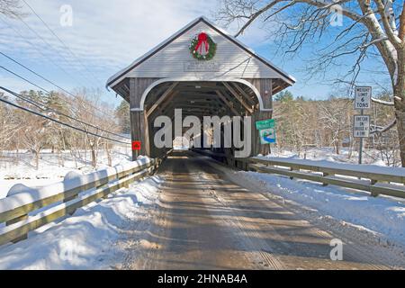 Eintritt zur Blair Covered Bridge (1869) in Campton, New Hampshire, USAan einem Wintertag Stockfoto