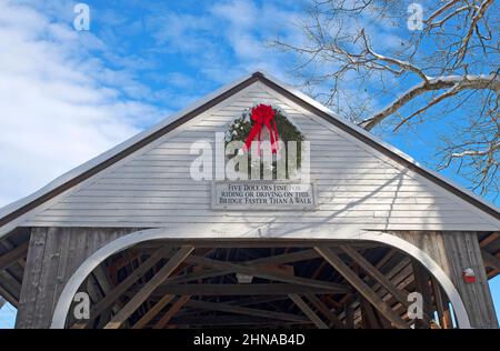 Eintritt zur Blair Covered Bridge (1869) in Campton, New Hampshire, USA an einem Wintertag Stockfoto