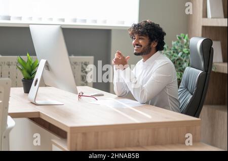 Junger indischer Geschäftsmann, der einen Anruf bei einem Vieo hat Stockfoto