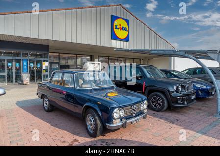 Fossano, Cuneo, Italien - 9. September 2021: Vintage Alfa Romeo Giulia super 1,3 (70s aus dem 20th. Jahrhundert) auf dem Parkplatz vor dem Supermarkt LIDL, Stockfoto