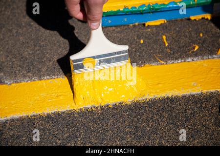 Farbe in Gelb. Arbeiten Sie mit einer Bürste. Stockfoto