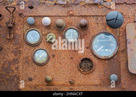 Altes Armaturenbrett eines rostigen Amphibienfahrzeugs auf der verlassenen Kinnvika Arctic Research Station, Murchisonfjord, Nordaustlandet, Svalbard / Spitzbergen, Norwegen Stockfoto