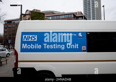 London, Großbritannien. 15th. Februar 2022. Ein Fahrzeug wird als mobile Testeinheit des NHS covid-19 eingesetzt.die Bereitstellung von kostenlosen covid-19-Tests in England wird derzeit überprüft, da die Rate der Covid-19-Infektion im Land sinkt. Die britische Regierung wird am 21st. Februar eine mögliche weitere Lockerung der Covid-19-Beschränkungen in England bekanntgeben. Die neue Strategie des „Lebens mit COVID-19“ der britischen Regierung umfasst die Beendigung der obligatorischen Selbstisolierung nach dem Test von COVID-19-positiv. Kredit: SOPA Images Limited/Alamy Live Nachrichten Stockfoto